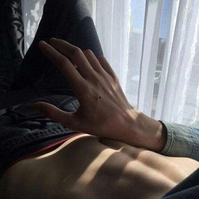 东北健身网红男帅气图片,肌肉线条勾勒出帅气风采！”